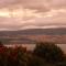 Chalet with Stunning Lake and Mountain Views avec une vue à couper le souffle, une spacieuse terrasse et jardin