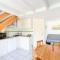Pavillon 5 couchages avec piscine proche plage, terrasse et parking privé à Gruissan - FR-1-409-231