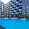 Spacious Balcony, King Bed, Pool at JVC Dubai - Dubaj