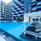 Spacious Balcony, King Bed, Pool at JVC Dubai - Dubaj