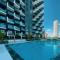 Spacious Balcony, King Bed, Pool at JVC Dubai - Dubaj