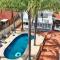 Evies White House Oasis I Pool & Close to Airport
