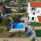 Holiday home in Omis with terrace, air conditioning, WiFi, washing machine 5202-1 - أوميس