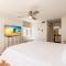 BnB Hyperion - 3B Gem w Golf & Intracoastal Views - ميامي
