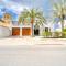 Seaside 5BR Villa with Assistant's Room and Beach Access on Palm Jumeirah by Deluxe Holiday Homes - 迪拜