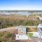 Coastal Charm Ocean Isle Beach custom beach home with 4 bedroom, 3 bath home with pool and elevator - 海洋岛海滩
