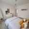 Nice beachside 2-BD apt near Barcelona