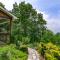 Mountain Over Main Street 5 Min. to Downtown Weaverville, Fire Pit & Views!