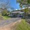 Corinda Cottage - 4 bedroom pet friendly five minute walk to town and Ovens River.