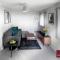 Wokingham - 2 Bed Stylish House, Central - Parking
