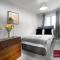 Wokingham - 2 Bed Stylish House, Central - Parking