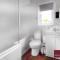 Wokingham - 2 Bed Stylish House, Central - Parking