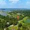 LUX Treehouse on Private Lake next to Lake Conroe with Game room, Paddleboards, Lake Views, and more! - مونتغومري