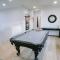 New Luxurious Home! Hot Tub! 2 min walk to Beach!
