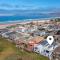 New Luxurious Home! Hot Tub! 2 min walk to Beach!