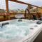 New Luxurious Home! Hot Tub! 2 min walk to Beach!