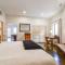 Skytop Chalet Pet Friendly, Hot Tub and Views