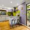 Roses on the River - An absolute river frontage cottage