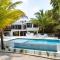 Photo Perfect-Beachfront 2 Bedroom-Infinity Pool