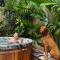 Beach Jungle - Pet-Friendly Hot Tub, Firepit & Pool in Beachside Hideaway - Byron Bay