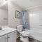 Blue Mist Villas Unit 201 offers King Bed Suite and Beach front Balcony in Cherry Grove - 默特尔比奇