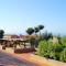 Grande terrasse, piscines, tennis, crique, plage...