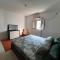 5-Bed Apartment Sleeps 10 - Wi-Fi - Free Parking