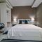 Guest House Sleeps 14 with Terrace