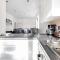 Spacious 2 BED 2 BATH Apartment with FREE PARKING for 2 cars and underground station Zone 2 for quick access to Central London up to 10 guests - Londýn