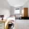 Spacious 2 BED 2 BATH Apartment with FREE PARKING for 2 cars and underground station Zone 2 for quick access to Central London up to 10 guests - Londýn