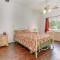 Charming Grants Pass Cottage with Patio and Gas Grill!