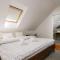 ROY 2 bdr Apartment with Prague Castle View, Parking & AC - Praha