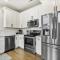 Scandinavian-Style Home with Balcony! SECURE Gated Complex, 10min to Downtown! Sleeps 6! - 纳什维尔
