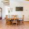Apartamento privado con piscina y jardin compartidos.