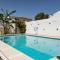 Apartamento privado con piscina y jardin compartidos.