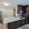 Impeccable, modern, river view, renovated cottage
