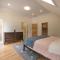 Impeccable, modern, river view, renovated cottage
