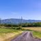 Happy Hideout, country livin with great mountain views, hot tub, arcades, fire pit, pets ok with fee
