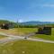Happy Hideout, country livin with great mountain views, hot tub, arcades, fire pit, pets ok with fee
