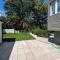 Impeccable, modern, river view, renovated cottage