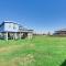 1 Mi to Surfside Beach BBQ-Ready Home in Freeport
