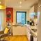 Skyview Apartment by Noknokstay - City centre with Parking - Group, Family, Business