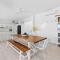 WHITE BEACH HOUSE High on Belmore, PETS welcome