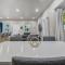 Baby Blue - Hot Tub Easy Access to Top Locations