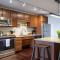CozySuites TWO Classy 2BR Condo on Elm St - دالاس