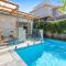 Sophisticated 2-Bed House with a Pool - Seddon