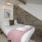 Cheerful 2 bedroom cottage with garden