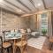 Cheerful 2 bedroom cottage with garden