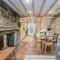 Cheerful 2 bedroom cottage with garden