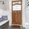 Bournecoast: Spacious flat near beach/shops-FM9582